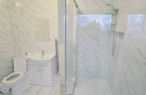 Maidenhead Hotel | OYO Kingswood Hotel