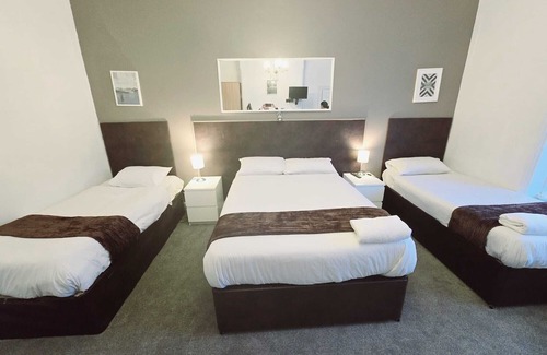 Maidenhead Hotel | OYO Kingswood Hotel