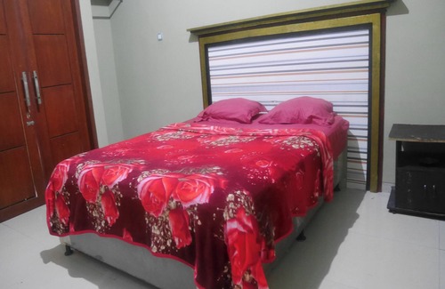 Prigen Hotel | OYO Life 90646 Villa Karsinem Pasuruan