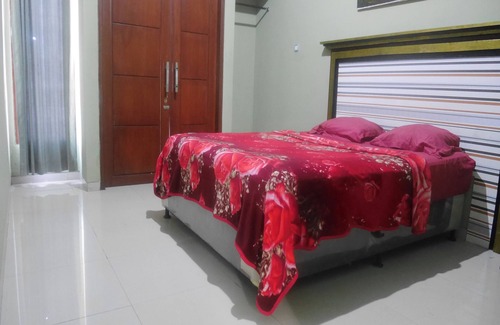 Prigen Hotel | OYO Life 90646 Villa Karsinem Pasuruan