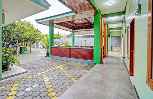 Madiun Hotel | OYO Life 92043 Kost Barokah Syariah Madiun
