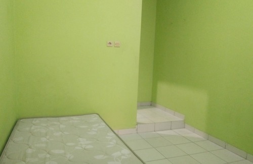 Jakarta Hotel | OYO Life Kost ijo Tembok Tinggi