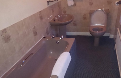 Bainbridge Hotel | OYO Rose & Crown Hotel