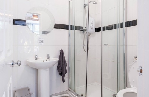 Hull Bed & Breakfast | OYO The Pickering Park