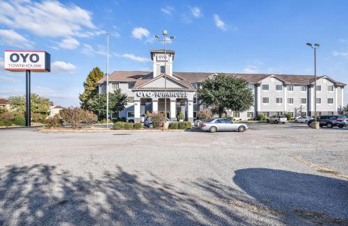 Central Oklahoma City Hotel | OYO Townhouse Oklahoma City Airport