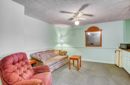 South Tulsa Hotel | OYO Townhouse Tulsa Woodland Hills