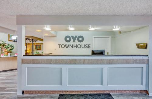 South Tulsa Hotel | OYO Townhouse Tulsa Woodland Hills
