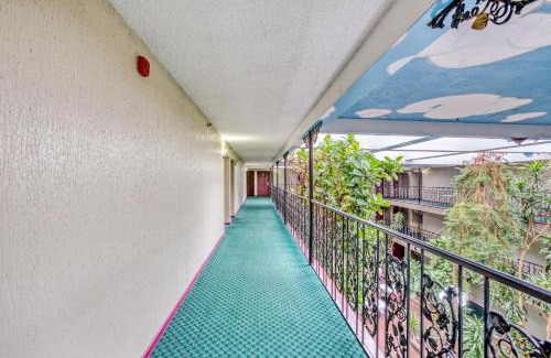 South Tulsa Hotel | OYO Townhouse Tulsa Woodland Hills