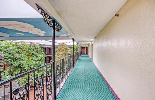 South Tulsa Hotel | OYO Townhouse Tulsa Woodland Hills