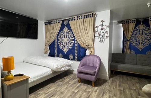 Farnworth Hotel | OYO Unique Guestroom - Farnworth, Easy Access to Bolton