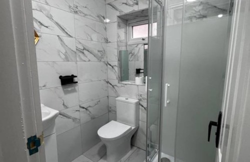 Farnworth Hotel | OYO Unique Guestroom - Farnworth, Easy Access to Bolton