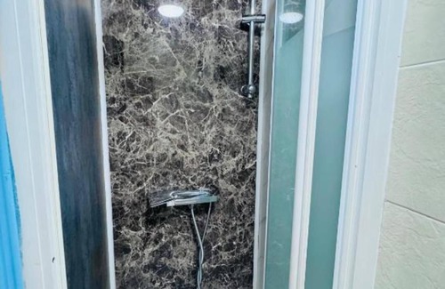 Bolton Hotel | OYO Unique Private Rooms - Bolton Central, Free Parking