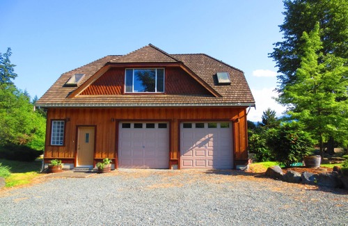 North Oyster House | Oyster Bay Beach House is located on BC POINTE at the end Ladysmith Harbour