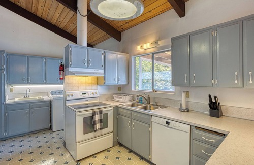 Shelton House | Oyster Beach Retreat - Mt. Rainier Views + Kayaks + 4-bedroom waterfront house!