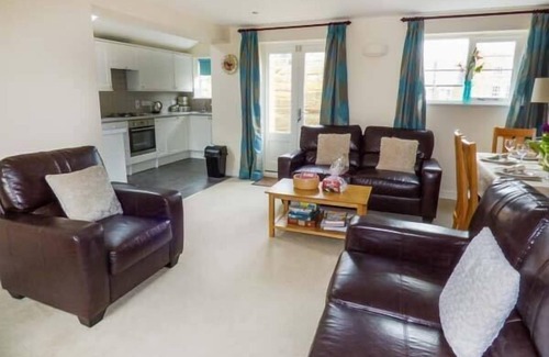 West Cliff Cottage | OYSTERCATCHER COTTAGE, pet friendly, with a garden in Whitby