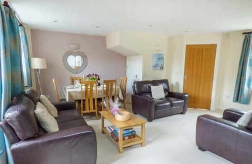 West Cliff Cottage | OYSTERCATCHER COTTAGE, pet friendly, with a garden in Whitby