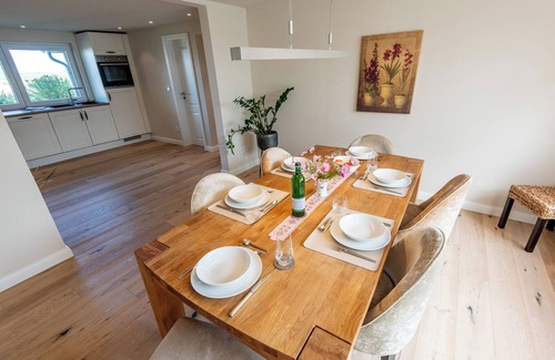 Rodenas Apartment | Oystercatcher vacation apartment with garden, terrace and beach chair