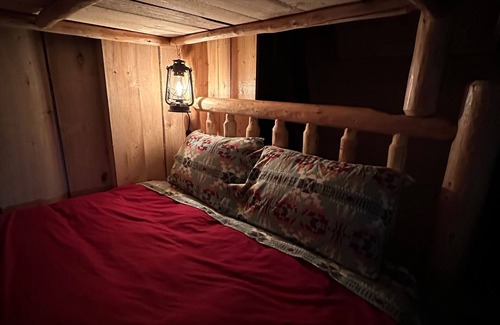 Seward Cabin | Oz Lodge: Bunkhouse - Cozy, Rustic & perfect for a family or group of friends!
