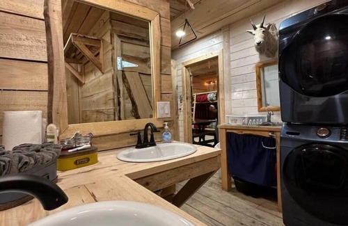Seward Cabin | Oz Lodge: Bunkhouse - Cozy, Rustic & perfect for a family or group of friends!