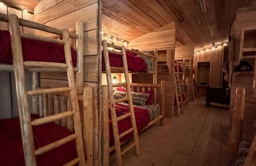 Seward Cabin | Oz Lodge: Bunkhouse - Cozy, Rustic & perfect for a family or group of friends!