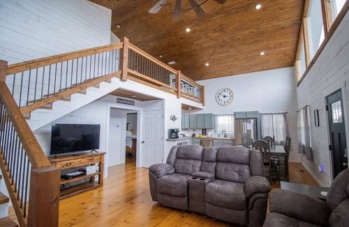 Compton House | Ozark Escape: Hot Tub, Mountain Views, and Near Buffalo River