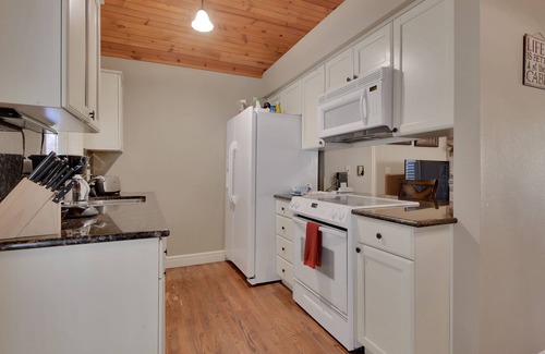 Branson West Cabin | Ozark Livin: Cabin Near Silver Dollar City with On-Site Golf Course, Dog Friendly, and Free WiFi!