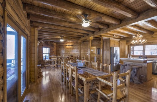 Eagle Rock Cabin | Ozark log cabin near Eureka Springs | Sleeps 32 | 4 boat slips | NO cleaning fee