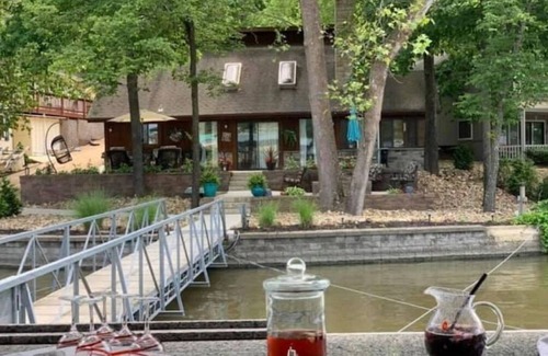 Camdenton House | Ozark Oasis: Lakeside fun and relaxation in Quiet Cove/Large entertaining dock!