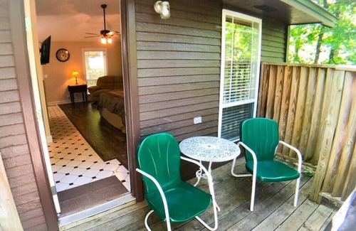 Eureka Springs Cabin | Ozark Spring Cabin 02 Cliff Side-King Bed, Spa Tub