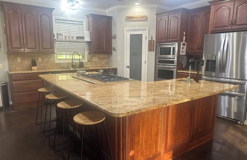 Centerville House | Ozarks Country retreat with 10 acres. Hiking trails and lake access both nearby.