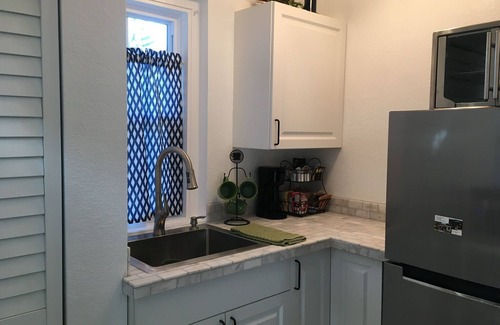 Ozona Apartment | Ozona Guesthouse! 3 Blocks to Pinellas Trail, Brewery, Eats, & Dog Friendly!