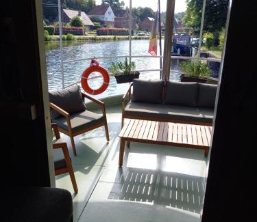 Lobbes Boat Rental | Péniche Jeannine