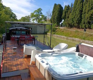 Villalbe Boat Rental | Péniche Mirage-chambre d'hôtes