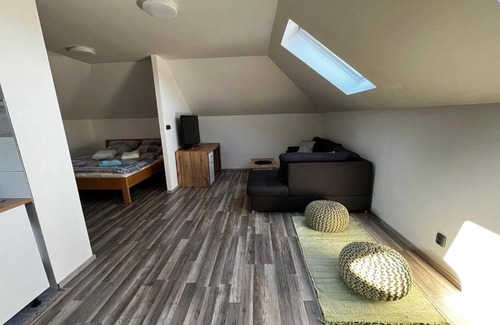 Trsice Apartment | Příjemný podkrovní byt s parkováním na pozemku.