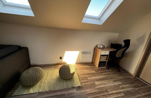 Trsice Apartment | Příjemný podkrovní byt s parkováním na pozemku.