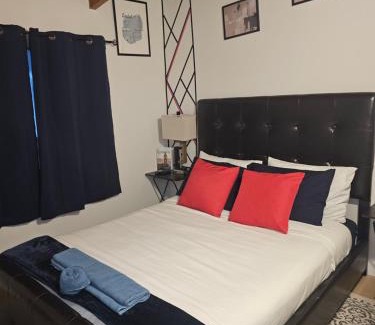 Jasper Place House | P&N Suites - DELUXE QUEEN ROOM- LONDON