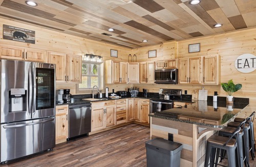 Gatlinburg - Pigeon Forge Cabin | P's Retreat Wears Valley Pigeon Forge Paved 3BR/3.5BA WiFi Pool Table HotTub.