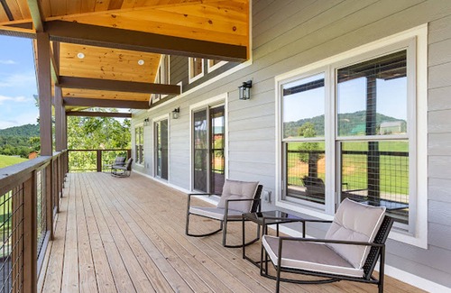 Gatlinburg - Pigeon Forge Cabin | P's Retreat Wears Valley Pigeon Forge Paved 3BR/3.5BA WiFi Pool Table HotTub.