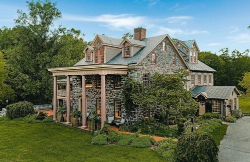 Elizabethtown House | P.T. Barnum Suite | Romantic Moonstone Manor B&B