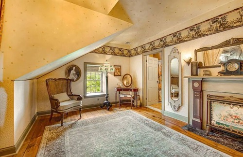 Elizabethtown House | P.T. Barnum Suite | Romantic Moonstone Manor B&B