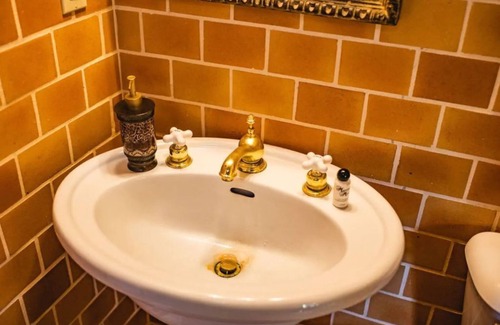 Elizabethtown House | P.T. Barnum Suite | Romantic Moonstone Manor B&B