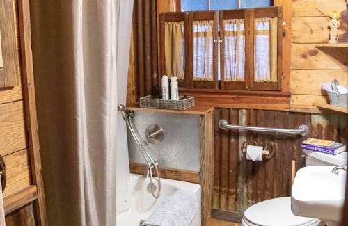 Jacksboro Cabin | P.T. Cabin provides a private pond & stars included! 5 mins to Jacksboro, Tx.