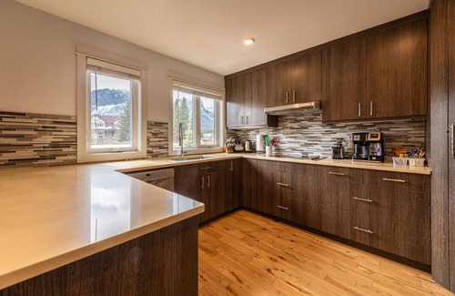 Teepee Town House | P1 - Private Hot Tub - 3 Bedroom Home - Mountain View