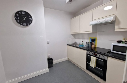 Temple Apartment | P2E sleeps 2En-suite Double Room wifi desk air con