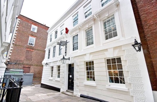 Temple Apartment | P2E sleeps 2En-suite Double Room wifi desk air con