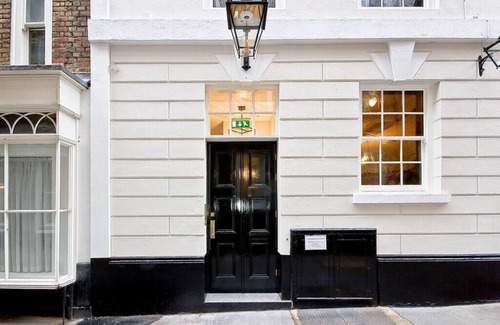 Temple Apartment | P2E sleeps 2En-suite Double Room wifi desk air con