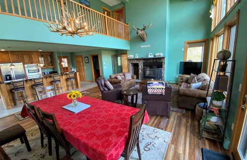 Bethlehem House | P5 Ski-in Ski-out Presidential View, single fam w/garage, pool table, ping pong, Dog Friendly!
