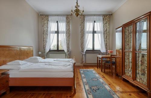 Kozmin Wielkopolski Bed & Breakfast | Pałac w Orli - pokoje, restauracja