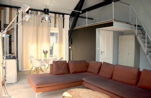 Weesp Apartment | Paardenstal, Private House with wifi and free parking for 1 car