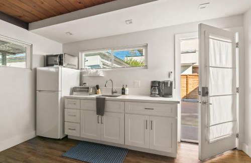 North Pacific Beach Apartment | Pacific Beach Studio Short Walk to Ocean